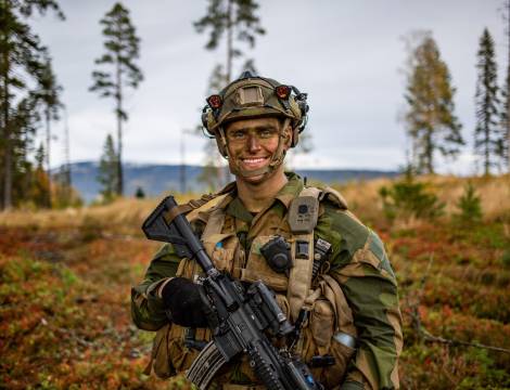 Elever ved Hærens lagfører skole gjennomfører lags trening under det ti uker lange kurset. *** Local Caption *** Student in Norwegian army team leader school.