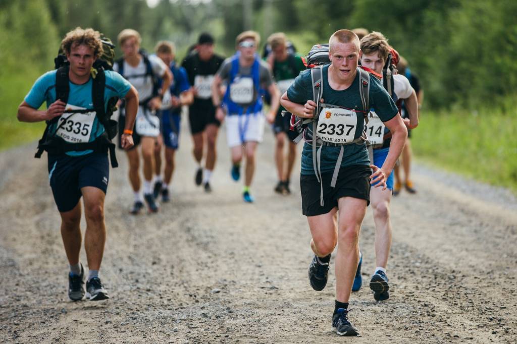Kandidater under FOS løper 7 km pakningsløp. / Candidates running 7000 meters equiped with a backpack.