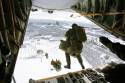 Fallskjermjegere fra Hærens jegerkommando hopper i fallskjerm fra et  C-130H Hercules fly 