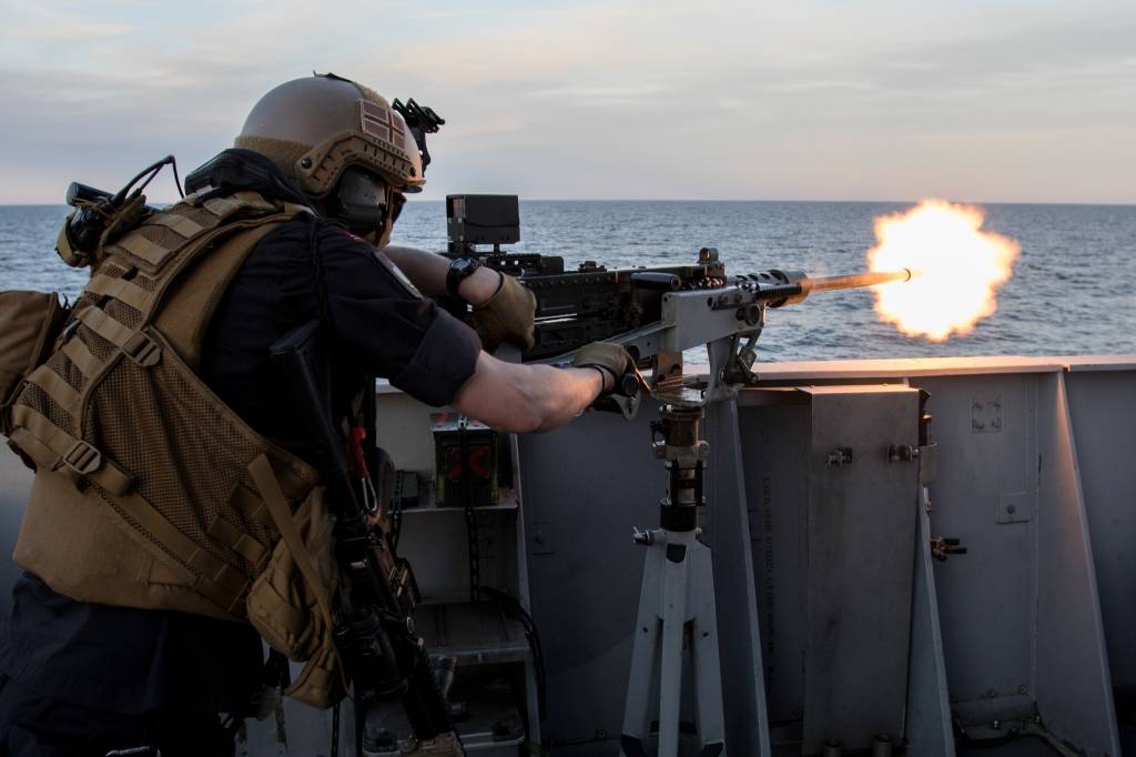 Artillerist ombord KNM Roald Amundsen øver på 12,7mm mitraljøse under SNMG1 // Gunner aboard HNoMS Roald Amundsen exercising with the 12,7mm