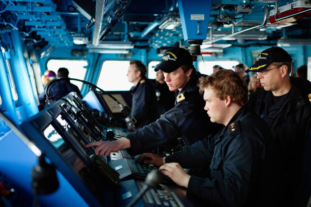 En offiser under utdanning på broen på KNM Fritjof NansenA student officer on the bridge at KNM Fritjof Nansen