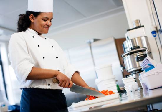 En kokkelærling på kjøkkenet ved Bodø flystasjon
A chef apprentice at Bodø air station