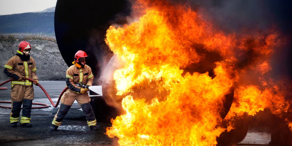 Vernepliktige soldater ved Bodø Hovedflystasjon BRP under en flybrannøvelse. Soldatene trener på slukke motorbranner. 

/

soldiers at Bodø Main Air Station during a fireexercise. They specialise in airplane fires.
