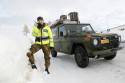 Militærpoliti soldater fra MP kompaniet i Brig N hjelper til med og avvikle traffikken gjennom Heggelia senturm under øvelse Cold Response 2020