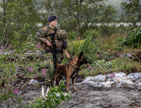 Vakt- og sikringssoldat ivaretar sikkerheten når statsminister Erna Solberg besøker Evenes.