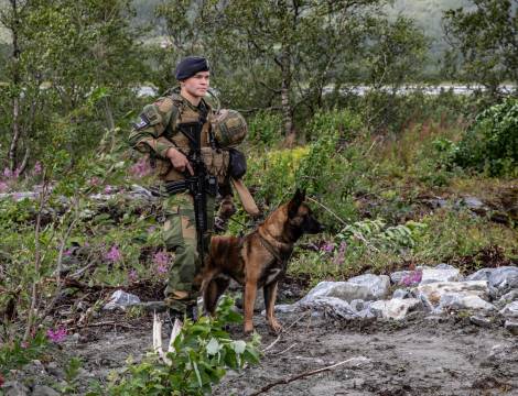 Vakt- og sikringssoldat ivaretar sikkerheten når statsminister Erna Solberg besøker Evenes.