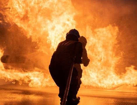 Brannvernsinstruktører på sjøforsvarets sikkherhetssenter øver på slukking av brann i helikopter. 