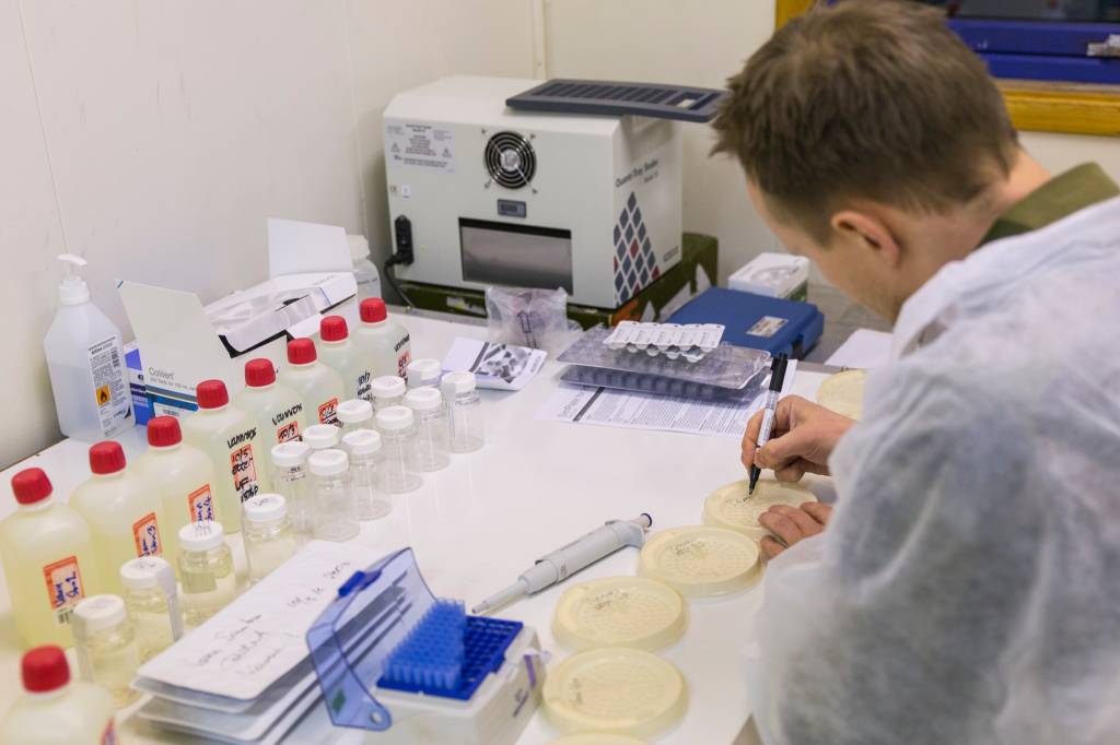 Strategisk veterinærenhet (SVE) ved Forsvarets sanitet analyserer vannprøver under øvelse Joint Viking.
//
Strategic Veterinary unit in The Norwegian Armed Forces Joint Medical Services is responisble for analysing drinking water at exercise Joint Viking.