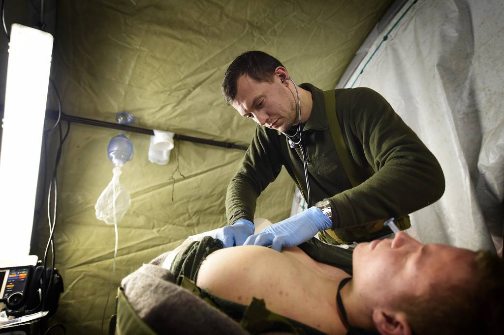 TASK FORCE HMKG under øvelse Viking Ymer 2016.
Sanitetspersonell fra HV-02 Derby og HMKG samarbeider på hjelpeplassen. 

//

TASK FORCE HMKG during exercise Viking Ymer 2016.
Field hospital, role 1