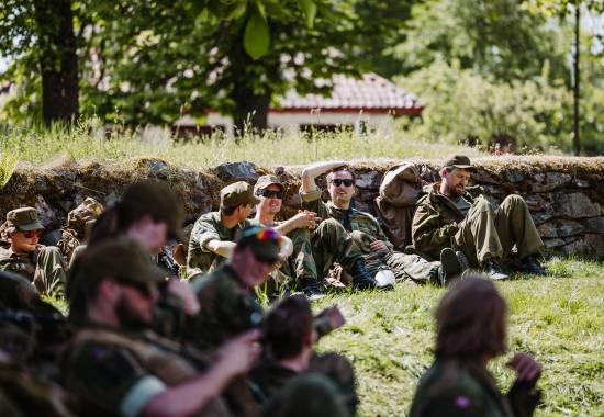 Soldater i Vinger HV-område i HV-05 har pause i mellom leksjoner på Kongsvinger festning.