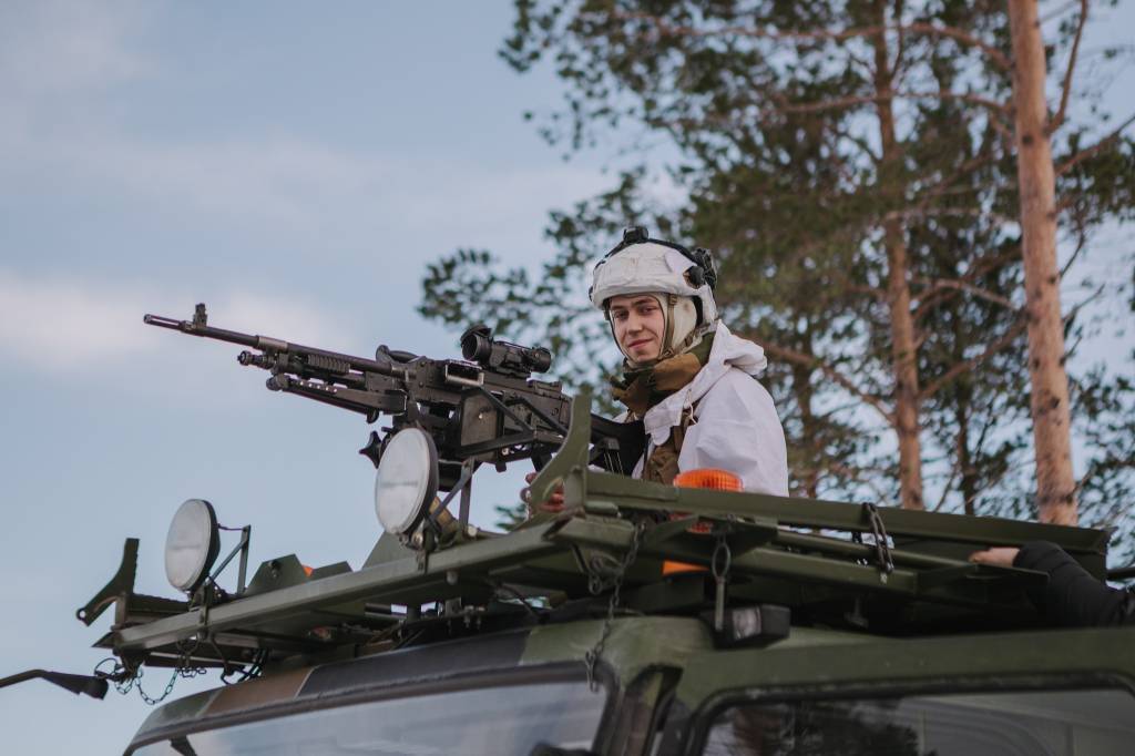 Soldater fra Stridstrenbataljonen sikrer et transportkjøretøy under brigadeøvelsen Rein 1. *** Local Caption *** A soldier from the Combat Service Support Battalion in the Norwegian Army securing a vehicle during the brigade exercise Rein 1.