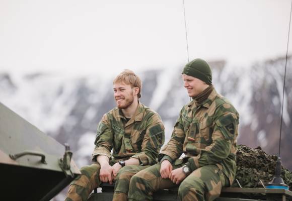 Vernepliktige soldater i Kampluftvernbatteriet i Brigade Nord tar en pust i bakken under øvelse Formidable Shield 23 på Andøya.