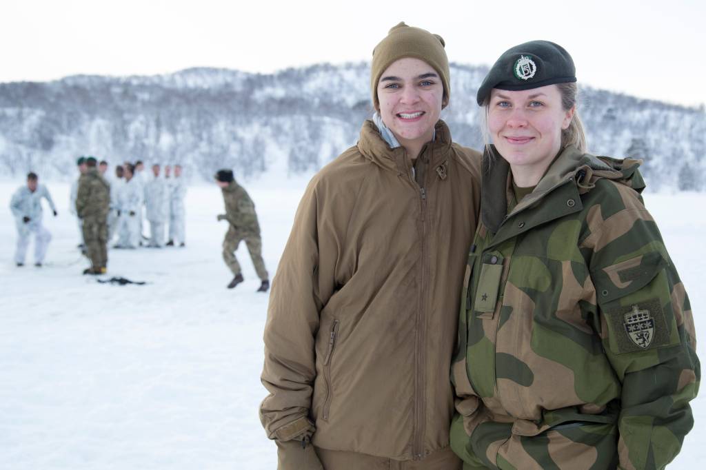 En amerikansk presseoffiser fra US Marine Corps og norsk representant fra Alliert Treningssenter/American Press and iinformation officer Norwegian representative from the Allied Training Center