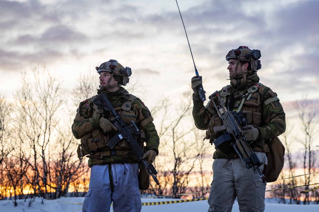 Norske soldater stenger av minefelt under Nordic Response 24.