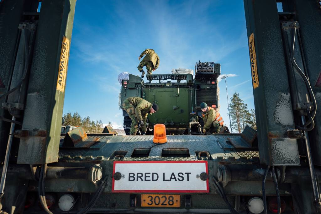 Cold Response 2020: Soldater fra Brigade Nord flytter materiell ut i stilling med Scania tungtransportvogner under den multinasjonale vinterøvelsen CR20.  