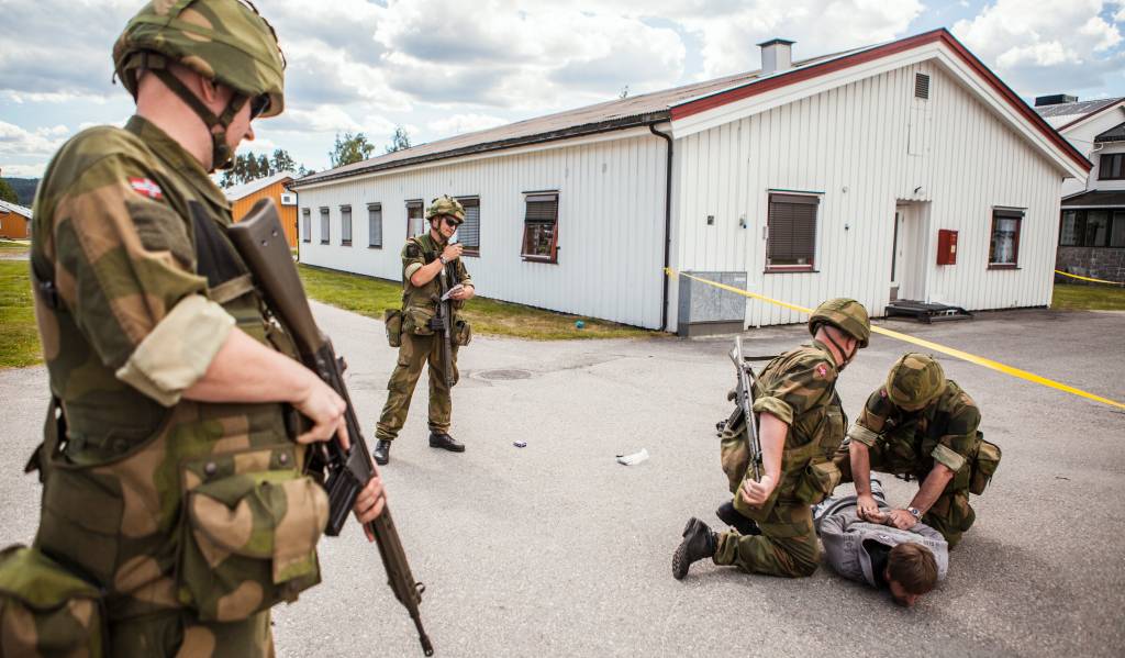 Under øvelse Mjøsa III fikk områdesoldatene prøvd seg på caser for å teste ut hvordan de ville reagere på forskjellige situasjoner som kunne oppstå når de sikrer et objekt i regi av feltpresttjenesten og Michelle Johannessen som er instruktør i maktanvendelse.

Det var mange forskjellige caser som kom. En case handlet om en sjalu mann, en annen var tilbakelevering av et våpen som var funnet i skogen.

//

During exercise Mjøsa III area soldiers were tested in cases to test how they would react to various situations that could arise when they secure an object organized by the chaplain service and Michelle Johannessen who is an instructor in use of force.

There were many cases that arised. One was about a jealous man, another one was a man that had found a weapon in the wood and returned it.

