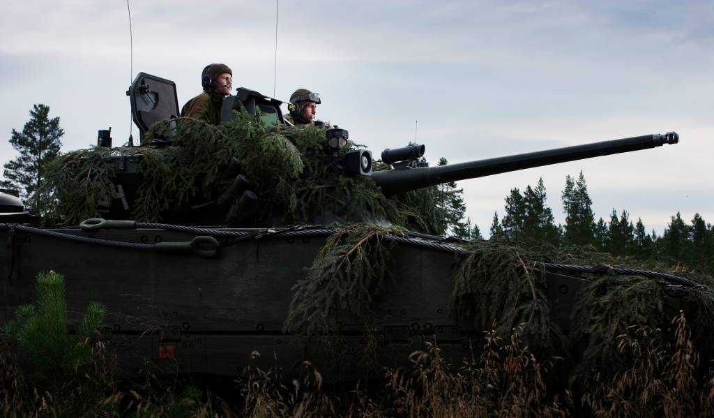 En cv-90 på RenaAn armoured personnel carrier at Rena
