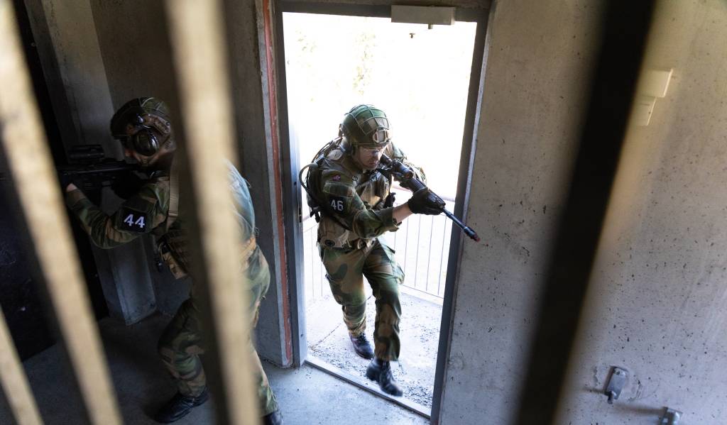 Soldater fra Hæren, Sjøforsvaret, Luftforsvaret og Heimevernet trener på å ta seg inn i bygg under kurs i objektsikring i regi av Forsvarets kompetansesenter for objektsikring. *** Local Caption *** Soldiers from the Army, Navy, Air Force and Home guard practicing how to enter buildings.