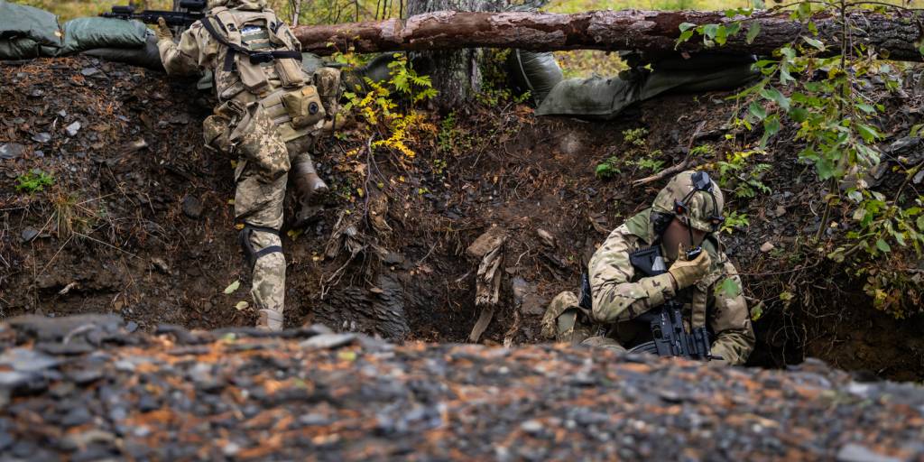 Ukrainske soldater trener på forsvarsstrid i skyttergrav.