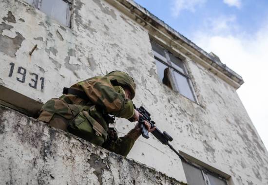 Soldater fra Agder og Rogaland heimevernsdistrikt 08 trener på urban krigføring.