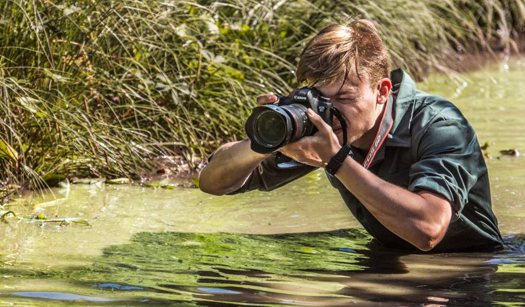 De medieansvarlige på FOS gir også alt i gjørmeløypa.

//

The media managers are also doing everything they can.