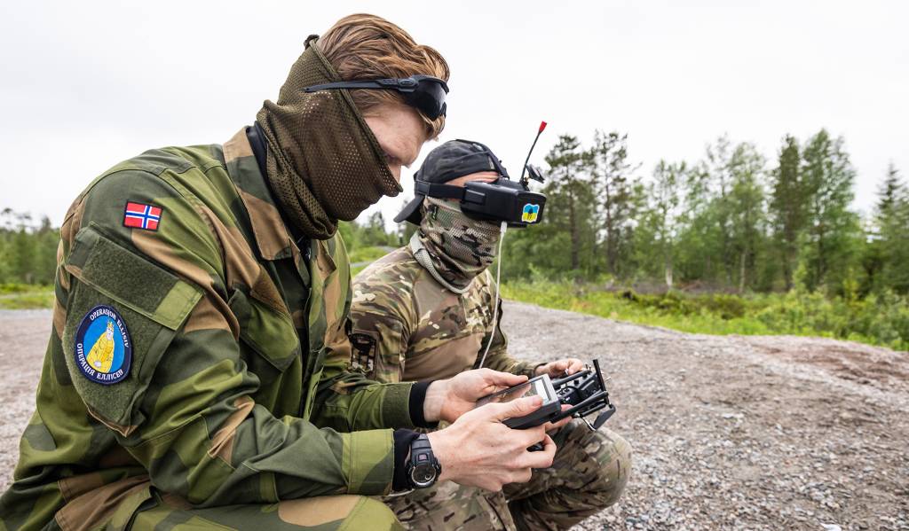 En norsk instruktør følger med på skjermen hvor og hvordan ukraineren flyr.