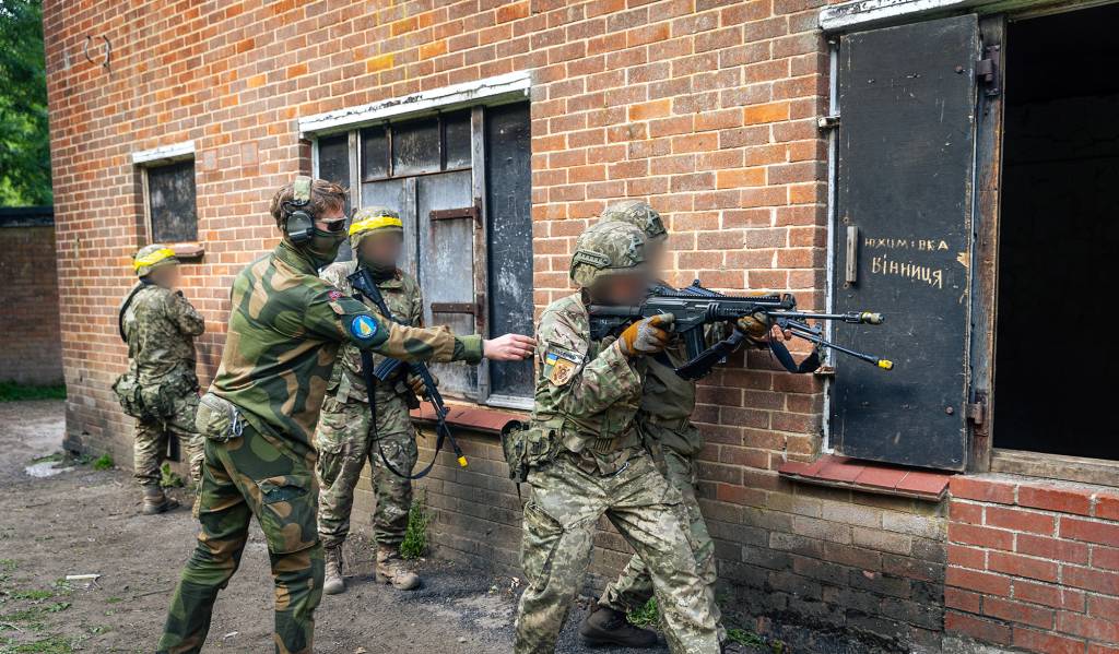 Ukrainske soldater får opptrening av norske instruktører i
Storbritannia i operasjon Interflex. Her får de opplæring i strid i bebygd område (SIBO).