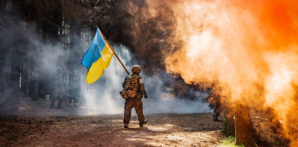 Ukrainske soldater får opptrening av norske instruktører i
Storbritannia i operasjon Interflex. Etter 4 dager med feltøvelse måtte soldatene gjennomføre en mestringsløype som bestod av blant annet gjørmeløype, sanitet, drone- og fiendeangrep. Til slutt fikk de gå gjennom målområdet og ble møtt med flagg, røyk og jubel.