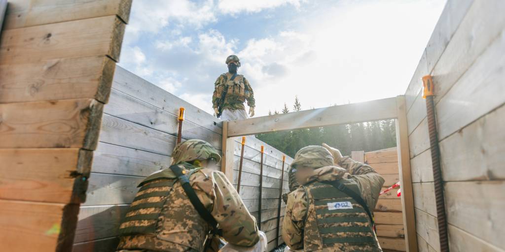 Norske instruktører gir ukrainske soldater opplæring i skyttergraver under Operasjon Gungne i Trøndelag.