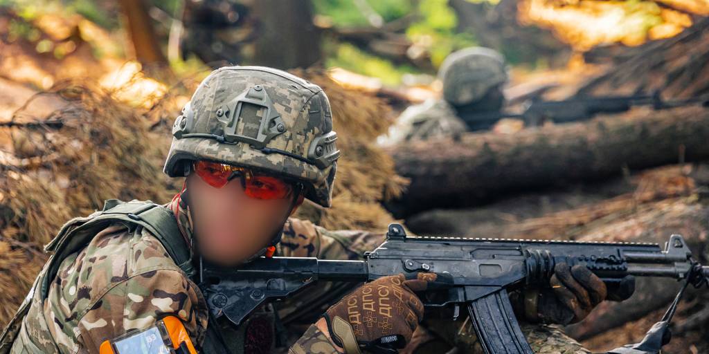 Ukrainske soldater får opptrening av norske instruktører i
Storbritannia i operasjon Interflex. Etter 4 dager med feltøvelse måtte soldatene gjennomføre en mestringsløype som bestod av blant annet gjørmeløype, sanitet, drone- og fiendeangrep.