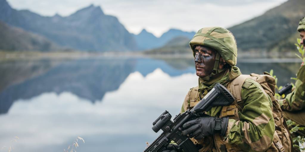 Områdesoldater fra HV-16 gjennomførte et skarpt ildoverfall under øvelse Njård 2018. 