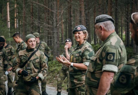 Sjef Heimevernet, generalmajor Elisabeth Michelsen, besøkte kursdeltagere på lagførerkurset ved Heimevernets skole- og kompetansesenter (HVSKS).