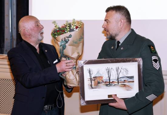 Styreleder i Norsk TotalforsvarsForum Kåre Ludwig Jørgensen overleverer prisen militær beredskap til Stabssersjant Firas Brahimi Ass G-9 fra Agder og Rogaland heimevernsdistrikt 08