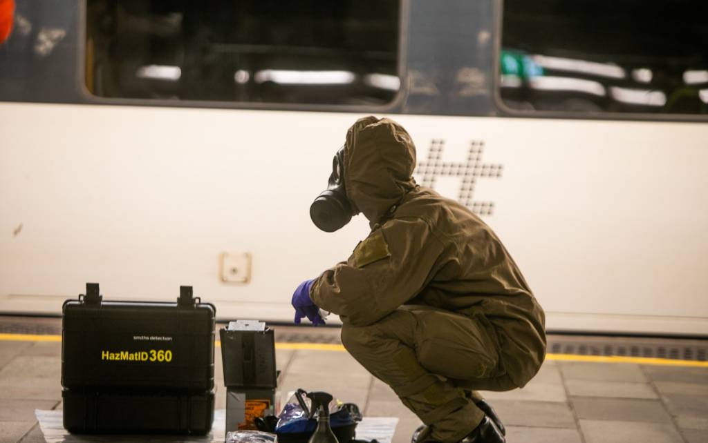Forsvarets CBRN kapasiteter trener sammen med sivile nødetater i Oslo. For å trene samvirke og løse oppdrag i nye miljøer. *** Local Caption *** Forsvarets CBRN kapasiteter trener sammen med sivile nødetater i Oslo. For å trene samvirke og løse oppdrag i nye miljøer.