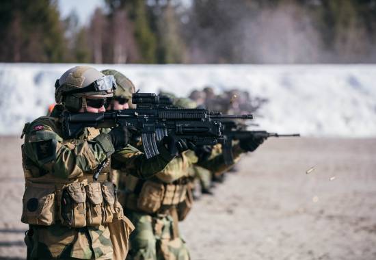Innsatsstyrke Grebe har skytebanetjeneste på Terningmoen skytefelt.