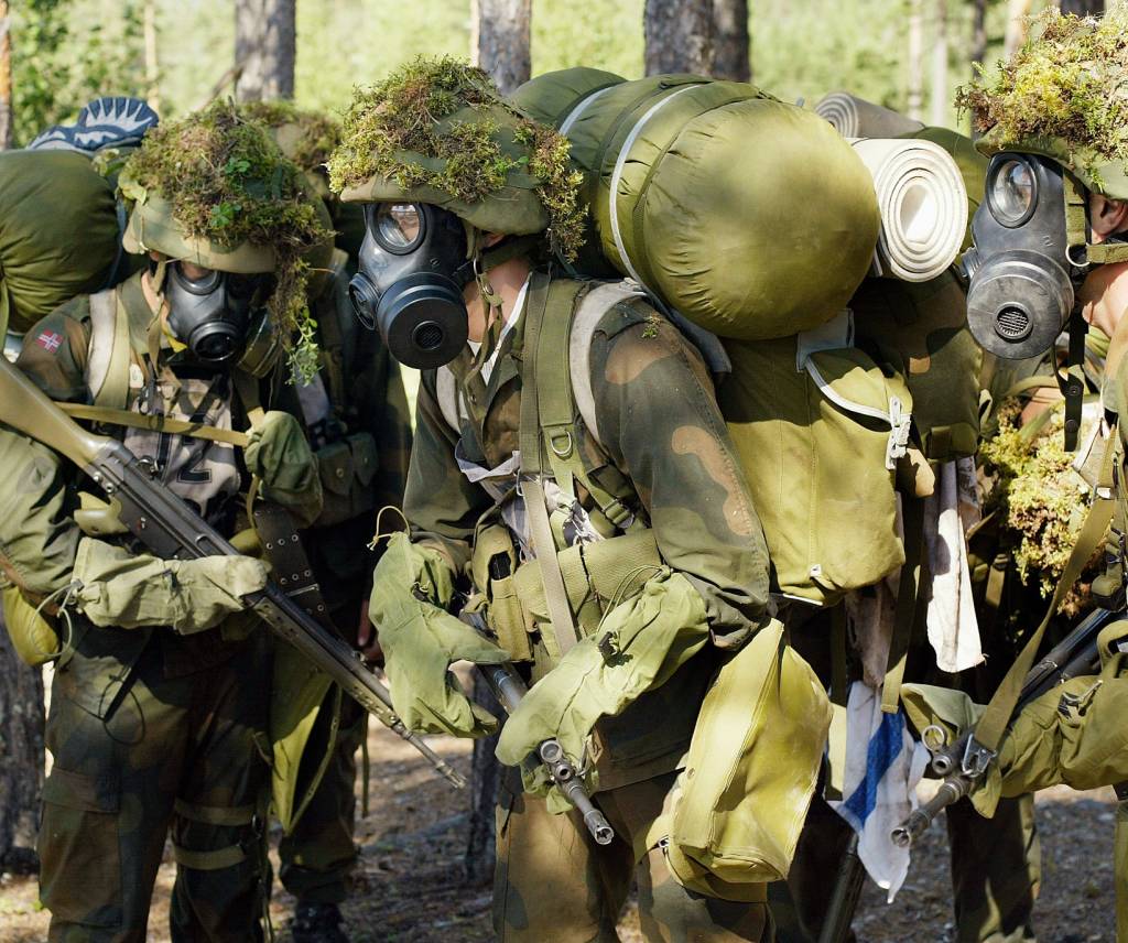 aspiranter ved bskamp under en feltøvelse på renacandidates at the norwegian army officers training school during a field exercise