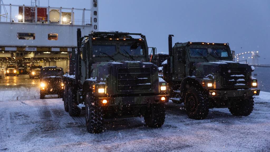 Amerikanske styrker og materiell ankommer Verdal havn. FLO bidrar med logistikk og HV med styrkebeskyttelse. Her kjøres materiellet av båten.