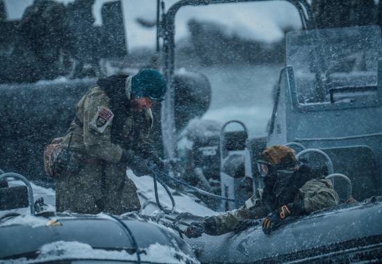 Soldater fra Ingeniørbataljonen trener på innsetting av personell med båt sammen med britiske 47 Commando Raiding Group Royal Marines i Astafjorden i Troms.