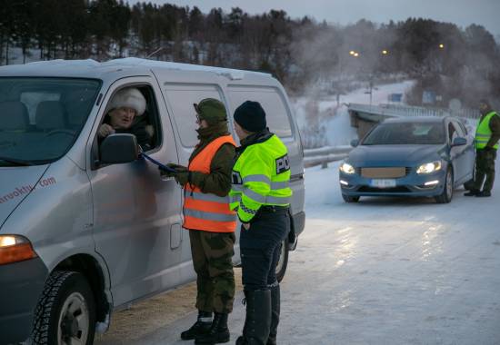 Heimevernet og politiet samarbeider på grenseovergangen Karigasniemi, ved Finland. Sjef HV-17 og sjef FLF er på besøk. 