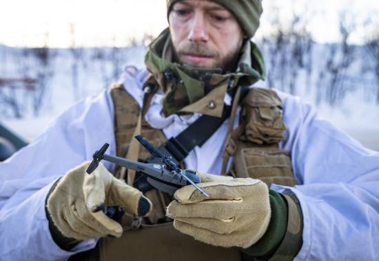 Innsatsstyrke Claymore benytter Black Hornet drone under styrkebeskyttelse av Hærens kampluftvern under øvelse Nordic Response 2024.