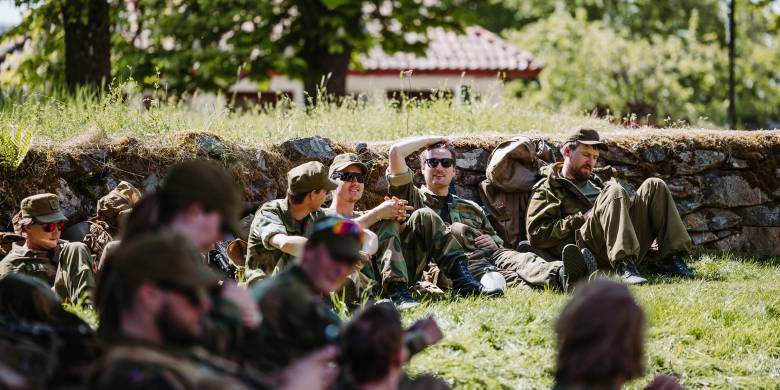 Soldater i Vinger HV-område i HV-05 har pause i mellom leksjoner på Kongsvinger festning.