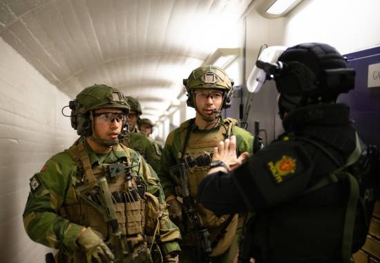 Heimevernets innsatsstyrke Derby bistår politiet i søk og evakuering på Stortinget under øvelse hovedstad 2023.