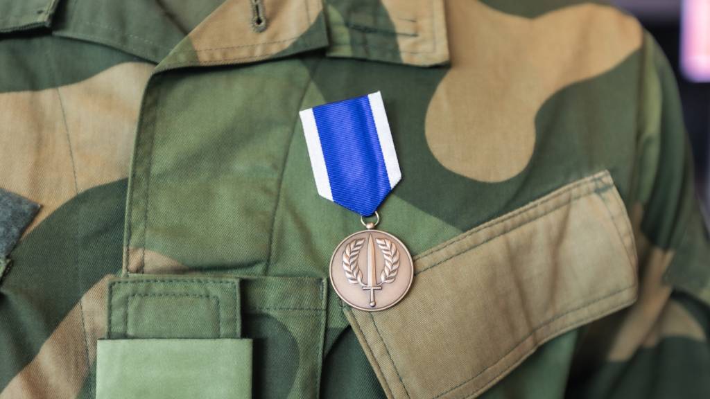 Medalje for internasjonal tjeneste utgitt til instruktørene fra Interflex kontigent fem.