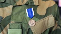 Medalje for internasjonal tjeneste utgitt til instruktørene fra Interflex kontigent fem.
