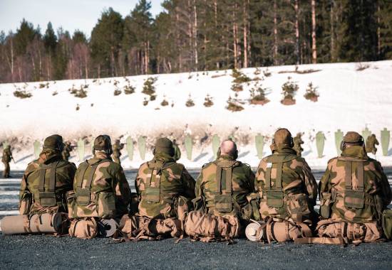 Områdeøvelse i HV-03. Soldater har pause mens et annet lag har skyteøvelse. *** Local Caption *** Annual training Exercise in homeguard district 03. Soldiers on a break while another team is on the shooting range.