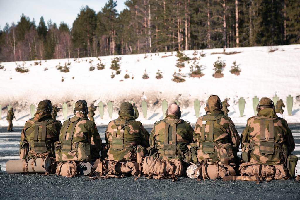 Områdeøvelse i HV-03. Soldater har pause mens et annet lag har skyteøvelse. *** Local Caption *** Annual training Exercise in homeguard district 03. Soldiers on a break while another team is on the shooting range.