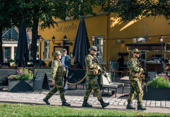 Soldater fra Grønland heimevernsområde i Oslo og Akershus heimevernsdistrikt 02 går patrulje rundt i Oslos gater i forbindelse med øvelse Hovedstad.
