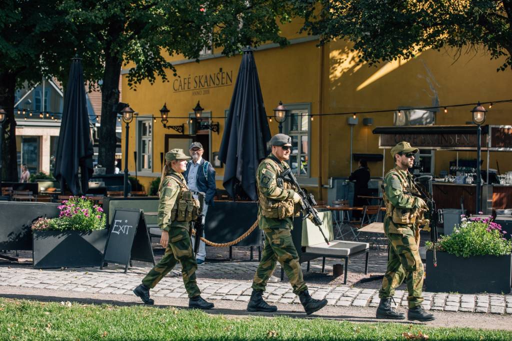 Soldater fra Grønland heimevernsområde i Oslo og Akershus heimevernsdistrikt 02 går patrulje rundt i Oslos gater i forbindelse med øvelse Hovedstad.