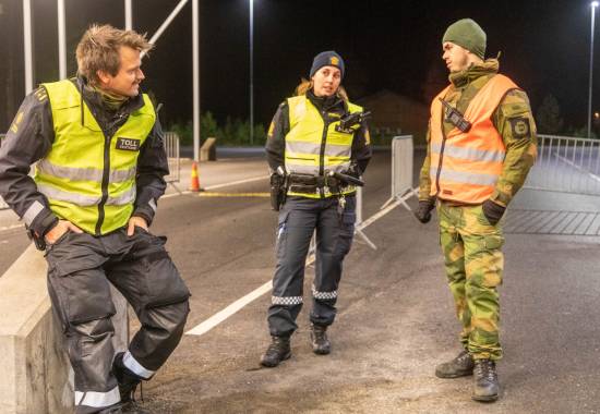 Heimevernet bistår politiet med økt kontroll langs svenskegrensa. Soldater fra innsatsstyrke Grebe hadde først noen timer leksjoner med politiet før de startet oppdragsløsning på grensen.