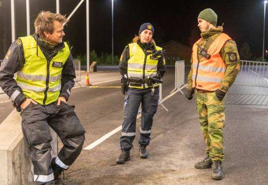 Heimevernet bistår politiet med økt kontroll langs svenskegrensa. Soldater fra innsatsstyrke Grebe hadde først noen timer leksjoner med politiet før de startet oppdragsløsning på grensen.